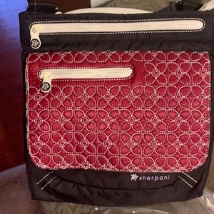 Brand new, never been used Sherpani Limited Edition cross-body bag